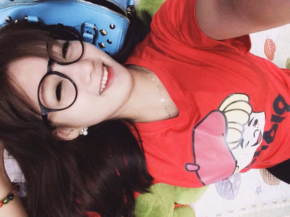 Ngoài ra, Huyền Trang hiện đã là một Đảng viên. Cô bạn được kết nạp vào Đảng từ năm thứ 2 và hiện đã có 3 làm Bí thư. Thời gian rảnh, cô bạn sử dụng toàn bộ để làm thêm, kiếm tiền trang trải cuộc sống.