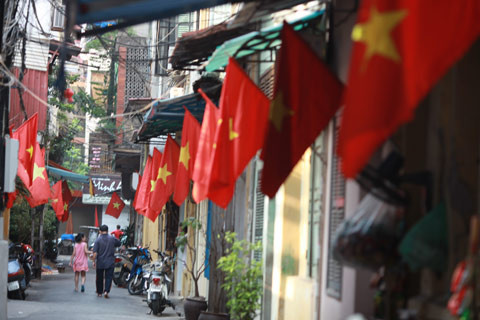 Với những bạn trẻ yêu hoài cổ, thích lang thang cảm nhận... một "tour" dạo quanh phố cổ trong ngày 2/9 ở Hà Nội, ngắm nghía phố phường rực rỡ, từng con ngõ nhỏ rực đỏ màu cờ Tổ quốc cũng là một ý tưởng rất tuyệt vời.