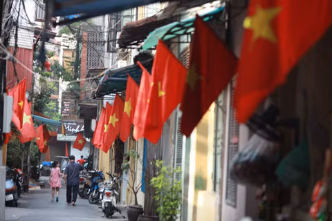 Với những bạn trẻ yêu hoài cổ, thích lang thang cảm nhận... một "tour" dạo quanh phố cổ trong ngày 2/9 ở Hà Nội, ngắm nghía phố phường rực rỡ, từng con ngõ nhỏ rực đỏ màu cờ Tổ quốc cũng là một ý tưởng rất tuyệt vời.