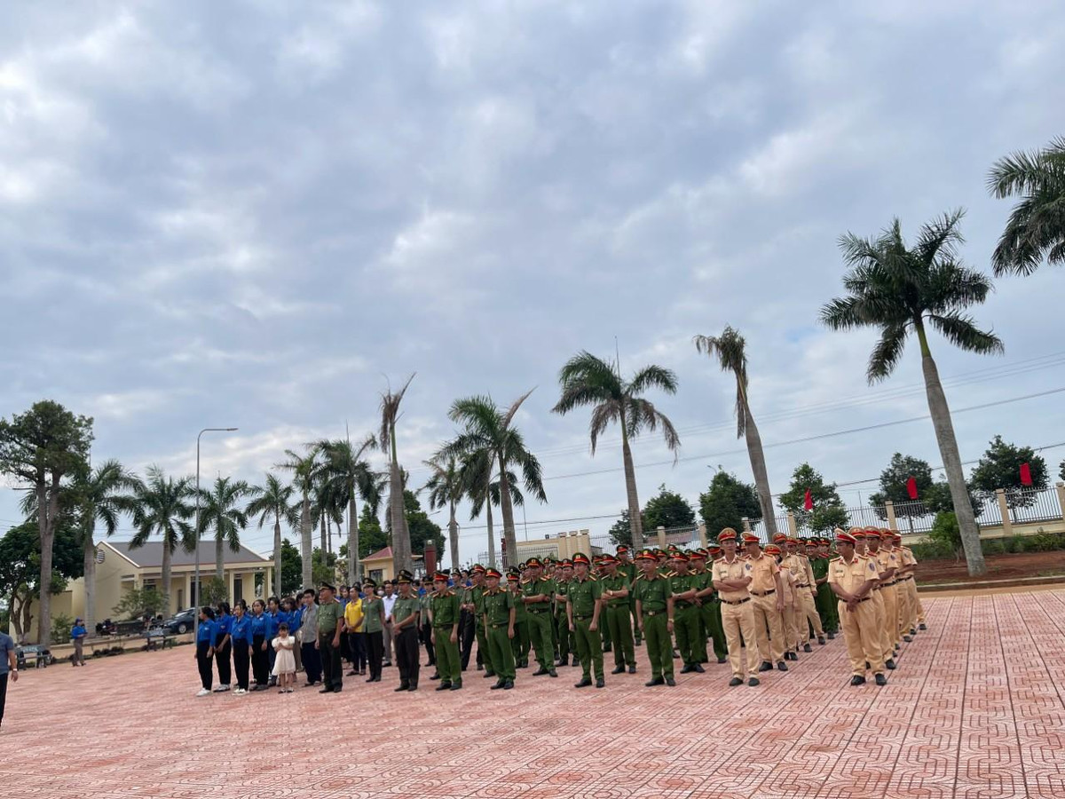 Cong an huyen Ea Kar phat dong trien khai luat can cuoc nam 2023-Hinh-2