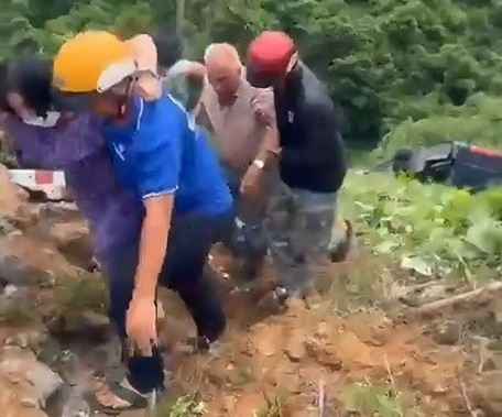 Xe du lịch chở 45 khách lao xuống vực, nhiều người bị thương nặng Xe du lich cho 45 khach lao xuong vuc, nhieu nguoi bi thuong nang