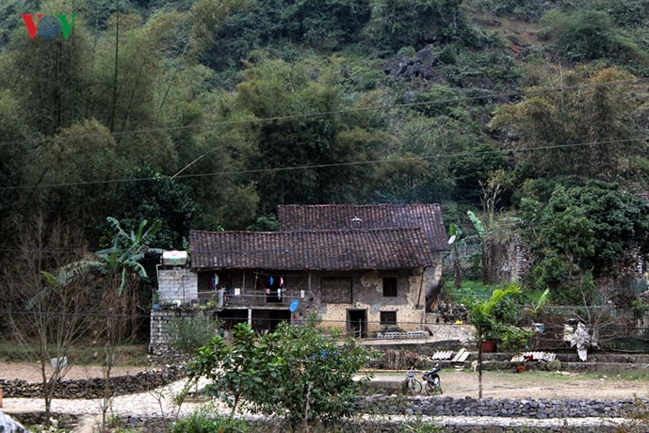 Làng có 14 căn nhà sàn bằng đá trải rộng khoảng 10.000m2, dựa lưng vào núi đá, phía trước là dòng suối Khuổi Ky.