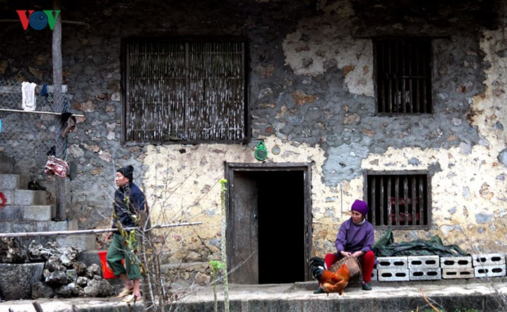 Giữa vùng biên cương, những ngôi nhà sàn đá vẫn bền bỉ, kiên trì, bao bọc, chở che những con người hiền lành, chất phác.
