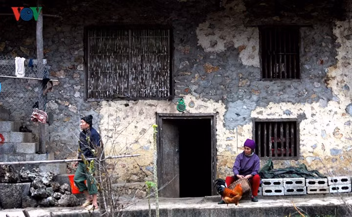 Giữa vùng biên cương, những ngôi nhà sàn đá vẫn bền bỉ, kiên trì, bao bọc, chở che những con người hiền lành, chất phác.