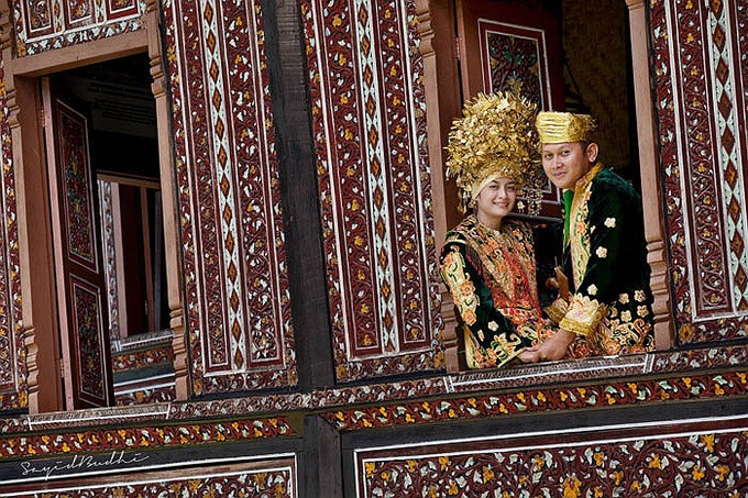 Theo đạo Hồi nhưng người Minangkabau vẫn duy trì tín ngưỡng truyền thống của dân tộc mình, đó là tín ngưỡng vật linh. Họ tin rằng tất cả các vật đều có linh hồn.