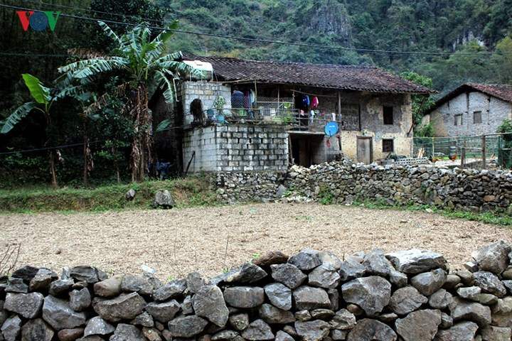 Ở nơi đây, đá được sử dụng rất nhiều trong sinh hoạt đời sống hàng ngày của đồng bào dân tộc. Nhà được xây bằng đá, vách đá móng được làm bằng đá hộc, chân tảng cũng được làm bằng đá và gia công lại. Đá cũng được sử dụng trong các công trình khác như hàng rào, đập nước, cối xay, bếp lò…