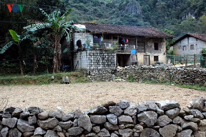 Ở nơi đây, đá được sử dụng rất nhiều trong sinh hoạt đời sống hàng ngày của đồng bào dân tộc. Nhà được xây bằng đá, vách đá móng được làm bằng đá hộc, chân tảng cũng được làm bằng đá và gia công lại. Đá cũng được sử dụng trong các công trình khác như hàng rào, đập nước, cối xay, bếp lò…