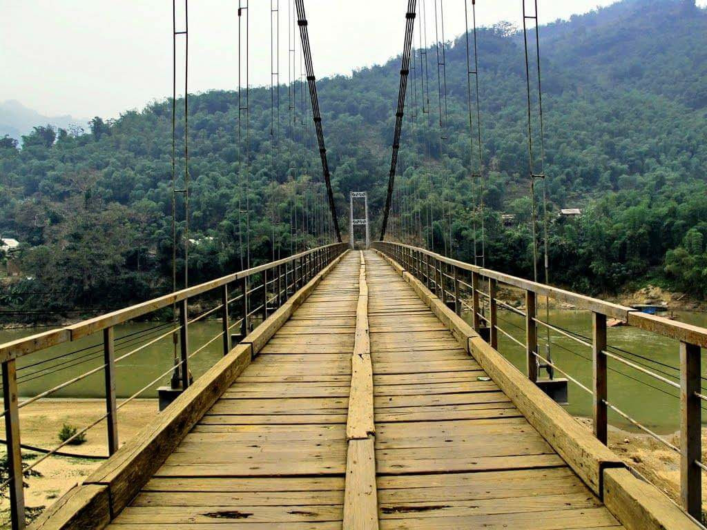 Cầu treo dẫn vào hang Phi hấp dẫn bước chân du khách.