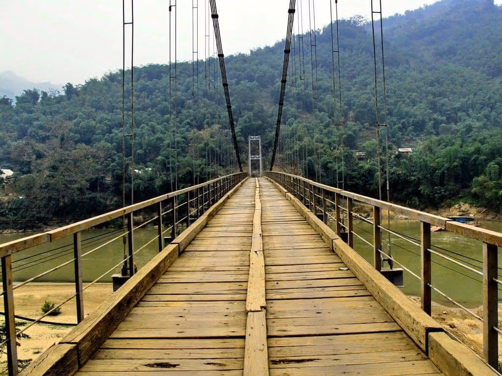 Cầu treo dẫn vào hang Phi hấp dẫn bước chân du khách.