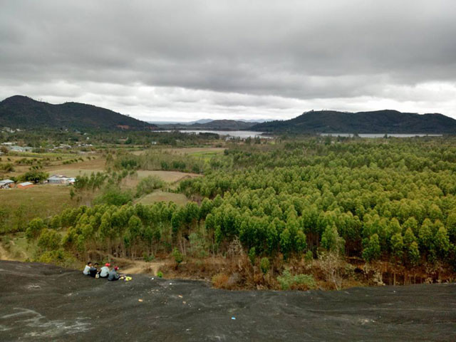 Già Y’Ruê Ê Nuôi (74 tuổi) kể rằng: “Một ngày nọ, có hai chị em gái là H’Hoa và H’Thảo con nhà phú ông Y’ Thui Ê Đuôn thuộc hàng giàu có trong buôn, vào một buổi chiều gió mát hai chị em trèo lên mình đá chơi say sưa không muốn về nhà. Đúng lúc "thần đá" chuyển mình sang thể cứng, bỗng nhiên, hai bàn chân cô chị H’Hoa lún xuống mình đá, cố gắng kéo lên mãi không được. Gia đình phú ông Y’ Thui huy động toàn bộ sức lực của những chàng trai trong bản làng, dùng đến voi, trâu làm sức kéo nhưng cũng không có kết quả. Sau 7 ngày 7 đêm, cô gái 17 tuổi đẹp như tranh - hoa khôi của cả bản bị nuốt gọn vào trong mình đá không để lại dấu vết. Đêm hôm đó người nhà cô gái đồng loạt chiêm bao thấy H’Hoa mặc váy đẹp lung linh nói với người thân rằng, cô đang sống rất hạnh phúc với Yang Tao (thần đá). Cô nhắn bà con không phải buồn đau suy nghĩ nhiều nữa, "thần đá" sẽ phù hộ cho dân bản”. Ảnh: Dung.