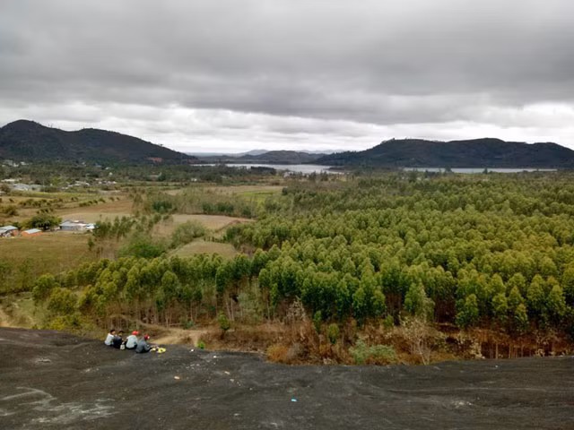 Già Y’Ruê Ê Nuôi (74 tuổi) kể rằng: “Một ngày nọ, có hai chị em gái là H’Hoa và H’Thảo con nhà phú ông Y’ Thui Ê Đuôn thuộc hàng giàu có trong buôn, vào một buổi chiều gió mát hai chị em trèo lên mình đá chơi say sưa không muốn về nhà. Đúng lúc "thần đá" chuyển mình sang thể cứng, bỗng nhiên, hai bàn chân cô chị H’Hoa lún xuống mình đá, cố gắng kéo lên mãi không được. Gia đình phú ông Y’ Thui huy động toàn bộ sức lực của những chàng trai trong bản làng, dùng đến voi, trâu làm sức kéo nhưng cũng không có kết quả. Sau 7 ngày 7 đêm, cô gái 17 tuổi đẹp như tranh - hoa khôi của cả bản bị nuốt gọn vào trong mình đá không để lại dấu vết. Đêm hôm đó người nhà cô gái đồng loạt chiêm bao thấy H’Hoa mặc váy đẹp lung linh nói với người thân rằng, cô đang sống rất hạnh phúc với Yang Tao (thần đá). Cô nhắn bà con không phải buồn đau suy nghĩ nhiều nữa, "thần đá" sẽ phù hộ cho dân bản”. Ảnh: Dung.
