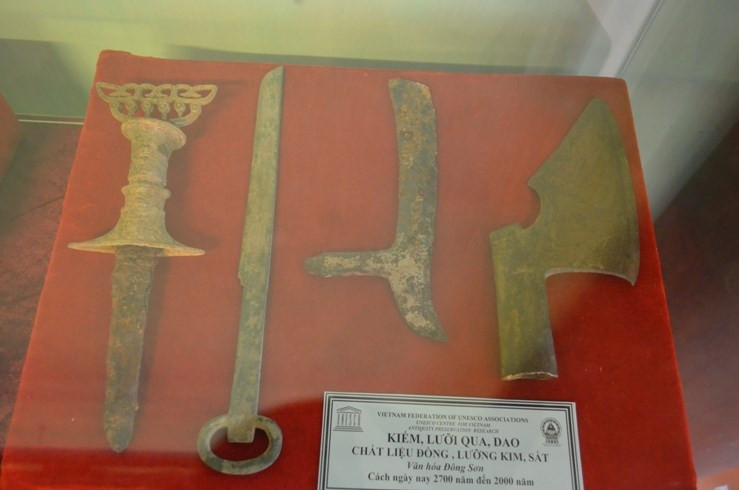 Từ chất liệu đồng, sắt, lưỡng kim…Người Việt cổ đã chế tạo ra các binh khí như kiếm dao, lưỡi rìu. Tuy còn thô sơ, nhưng những vũ khí này có độ tinh xảo cao, phong phú về loại hình và kích cỡ.