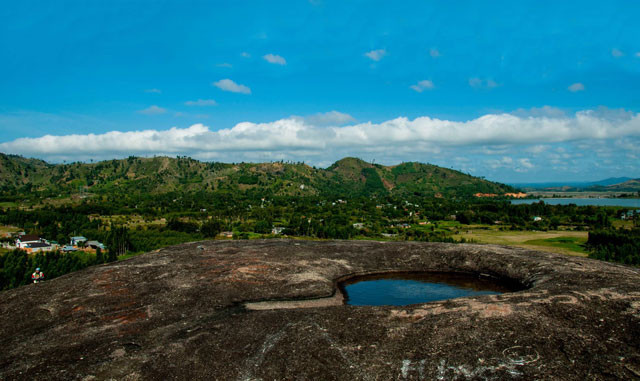 Ông Y Niên H’Brông (33 tuổi) cho biết: “Đá voi cha thiêng lắm. Người dân trong vùng xem như một vị thần tình yêu đầy quyền năng, có thể bảo vệ và che chở cho tình yêu của họ vượt qua mọi sóng gió trong cuộc đời, vững bền mãi mãi”. Ảnh: Youvivu.