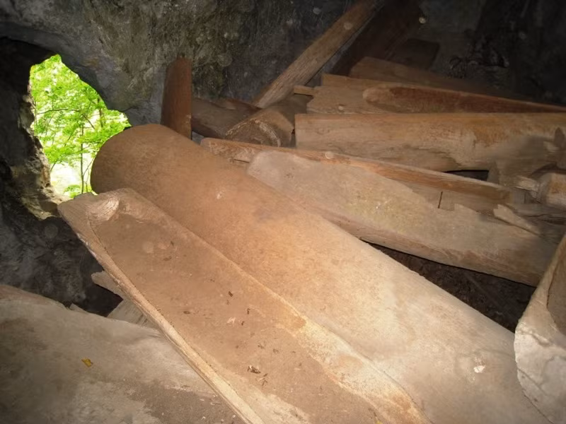 Một số quan tài gỗ được phát hiện tại hang Ma.