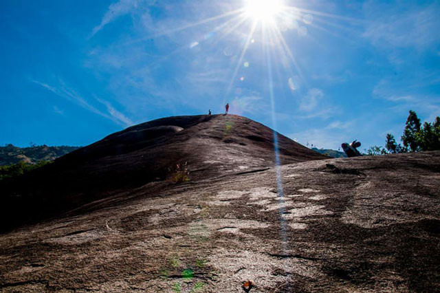Khi leo lên lưng đá voi mẹ, bạn sẽ được thỏa sức chiêm ngưỡng phong cảnh xung quanh. Ảnh: Nguyen_daido.