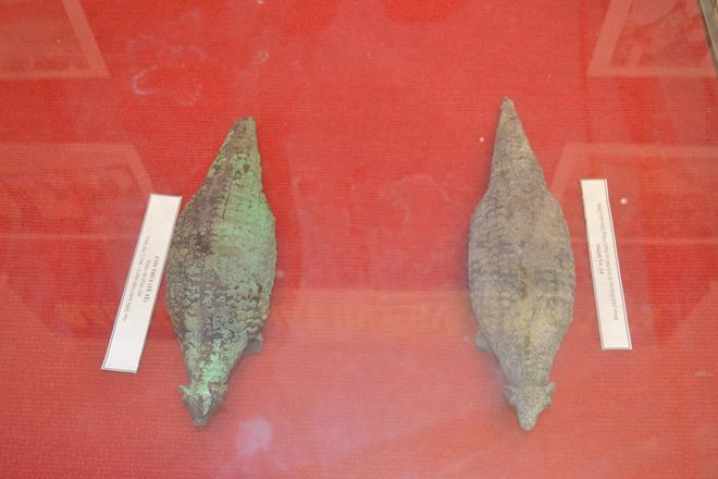 Hai Tù Và bằng đồng khai quần trong khuôn viên hầm mộ được coi là hiện vật quý, có thể nói là độc nhất vô nhị có niên đại khoảng 150 năm trước công nguyên (thế kỷ thứ II trước công nguyên) hoặc có niên đại khoảng 240 năm sau công nguyên (thế kỷ thứ III sau công nguyên).