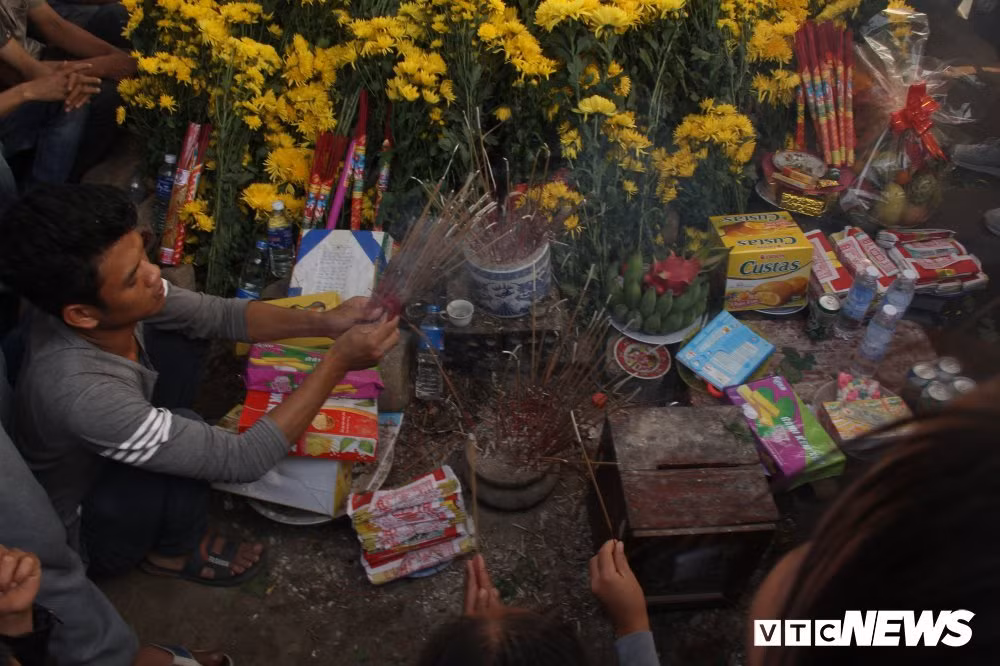 Người dân lập hòm công đức, đặt nhiều bát nhang ở mộ "Bà ăn mày" kể từ khi có sự xuất hiện của cặp rắn. (Ảnh: Hải Long).