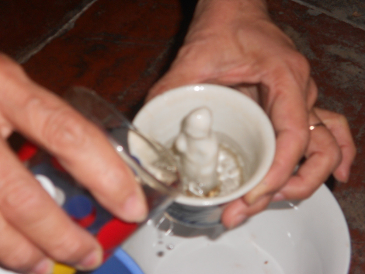 Khi vừa nghiêng tay châm thêm chút xíu, như có phép lạ, nước trong chén ồ ạt chảy ra ngoài qua cái lỗ nhỏ dưới chân bức tượng, rồi thoáng chốc, cái chén đã rỗng không.