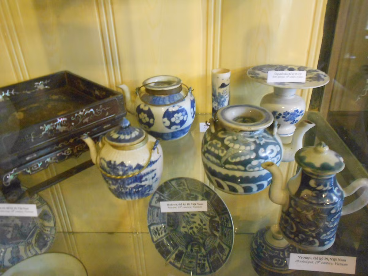 Bên cạnh chén Khổng Tử, hiện nhà cổ Tấn Ký còn có nhiều đồ cổ khác.