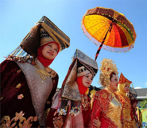 Người Minangkabau có truyền thống sinh hoạt văn hóa mang nghi thức cộng đồng tại ngôi nhà Rumah Gadang. Chúng được truyền lại, nối tiếp hết đời nọ sang đời kia giữa những người phụ nữ trong gia đình (bà, mẹ, con gái).