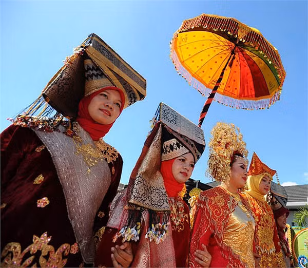 Người Minangkabau có truyền thống sinh hoạt văn hóa mang nghi thức cộng đồng tại ngôi nhà Rumah Gadang. Chúng được truyền lại, nối tiếp hết đời nọ sang đời kia giữa những người phụ nữ trong gia đình (bà, mẹ, con gái).