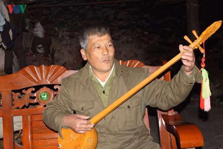 Đến làng đá, chúng ta còn được thưởng thức bản nhạc "Quây sơn - Thác bản Giốc"