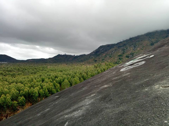 Tới đây, ngoài việc thưởng thức cảnh đẹp thì du khách còn được nghe giai thoại về hòn đá "nuốt người". Ảnh: Dung.