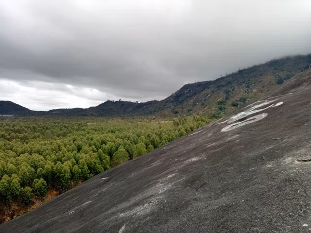 Tới đây, ngoài việc thưởng thức cảnh đẹp thì du khách còn được nghe giai thoại về hòn đá "nuốt người". Ảnh: Dung.