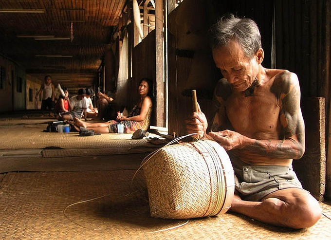 Người Minangkabau vẫn giữ văn hóa mẫu hệ trong truyền thống gia đình, dòng tộc. Người phụ nữ trong gia đình mang trọng trách cao và có quyền quyết định mọi việc lớn.