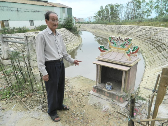 Cụ Nguyễn Nghĩa đang kể về lịch sử của cầu Đa Cô.