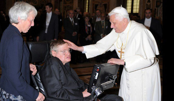 Tháng 10/2008, Hawking gặp gỡ Giáo Hoàng Benedict XVI trong buổi gặp mặt các nhà khoa học tại Vatican.