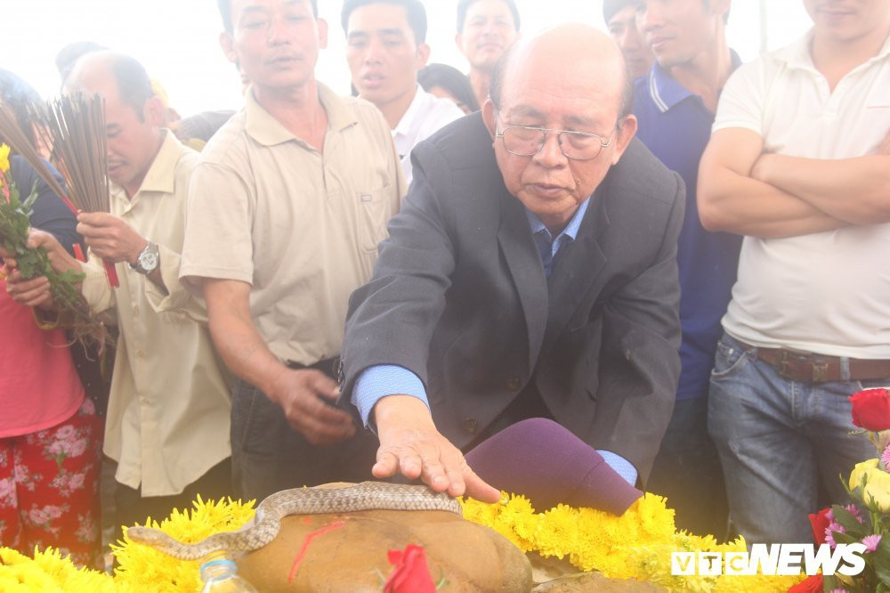 Trong số 2 con rắn xuất hiện trên mộ "Bà ăn mày" thì một con đã chết có thể là do không chịu được mùi khói hương quá nhiều. (Ảnh: Hải Long).