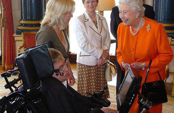 18/5/2006, Hawking diện kiến Nữ hoàng Anh trong phòng hòa nhạc ở Cung điện Buckingham.
