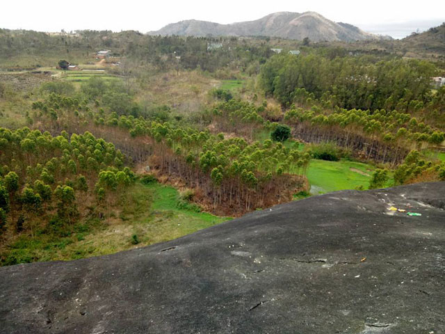 Đây cũng là tảng đá nguyên khối lớn nhất Việt Nam. Ảnh: Dung.