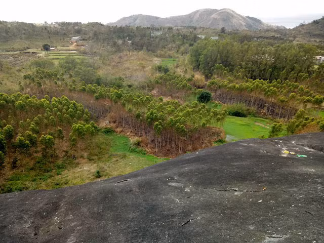 Đây cũng là tảng đá nguyên khối lớn nhất Việt Nam. Ảnh: Dung.