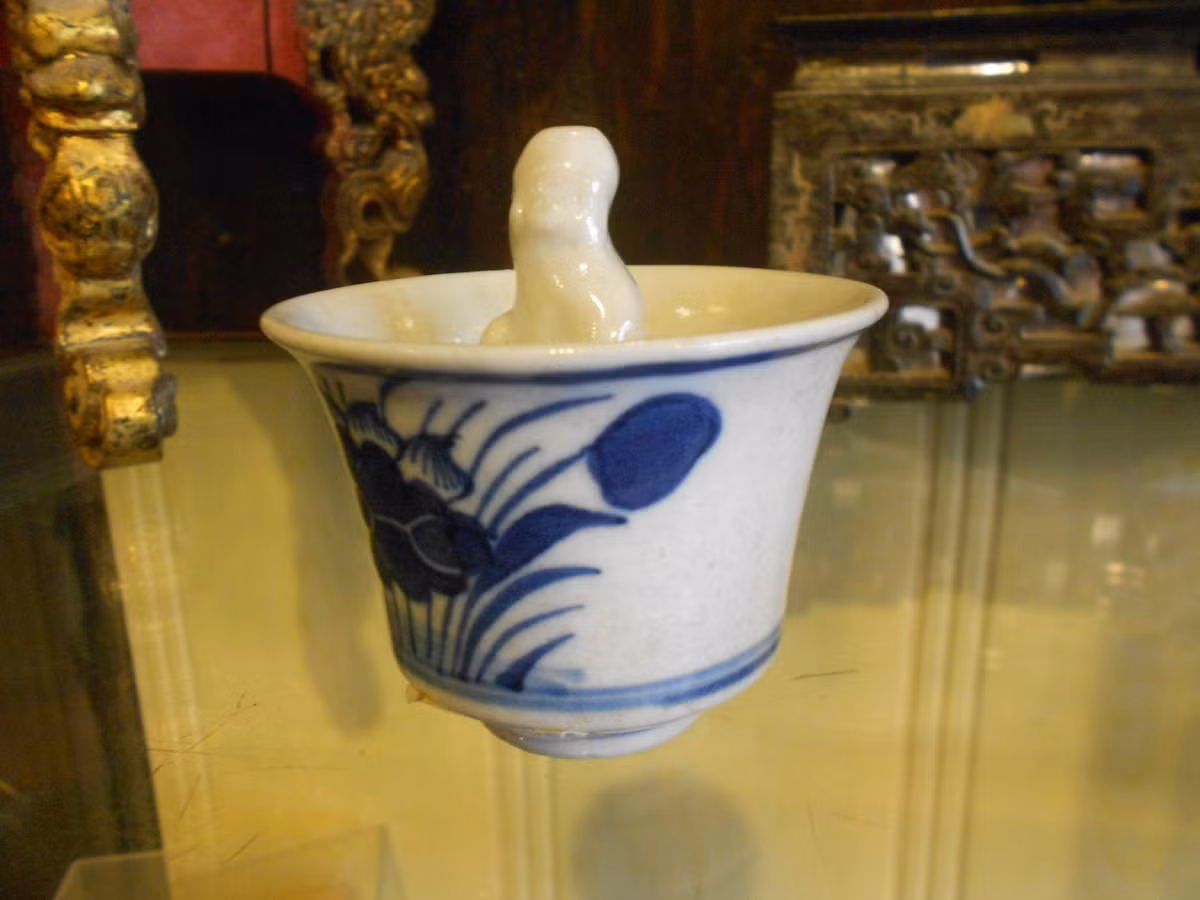 Toàn cảnh chén Khổng Tử.