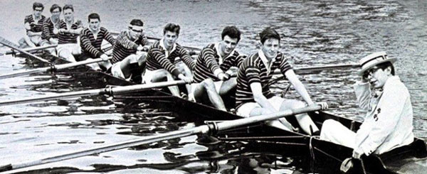 Stephen Hawking tham gia đội chèo thuyền của Đại học Oxford ở vị trí người điều hành vào năm 19 tuổi.