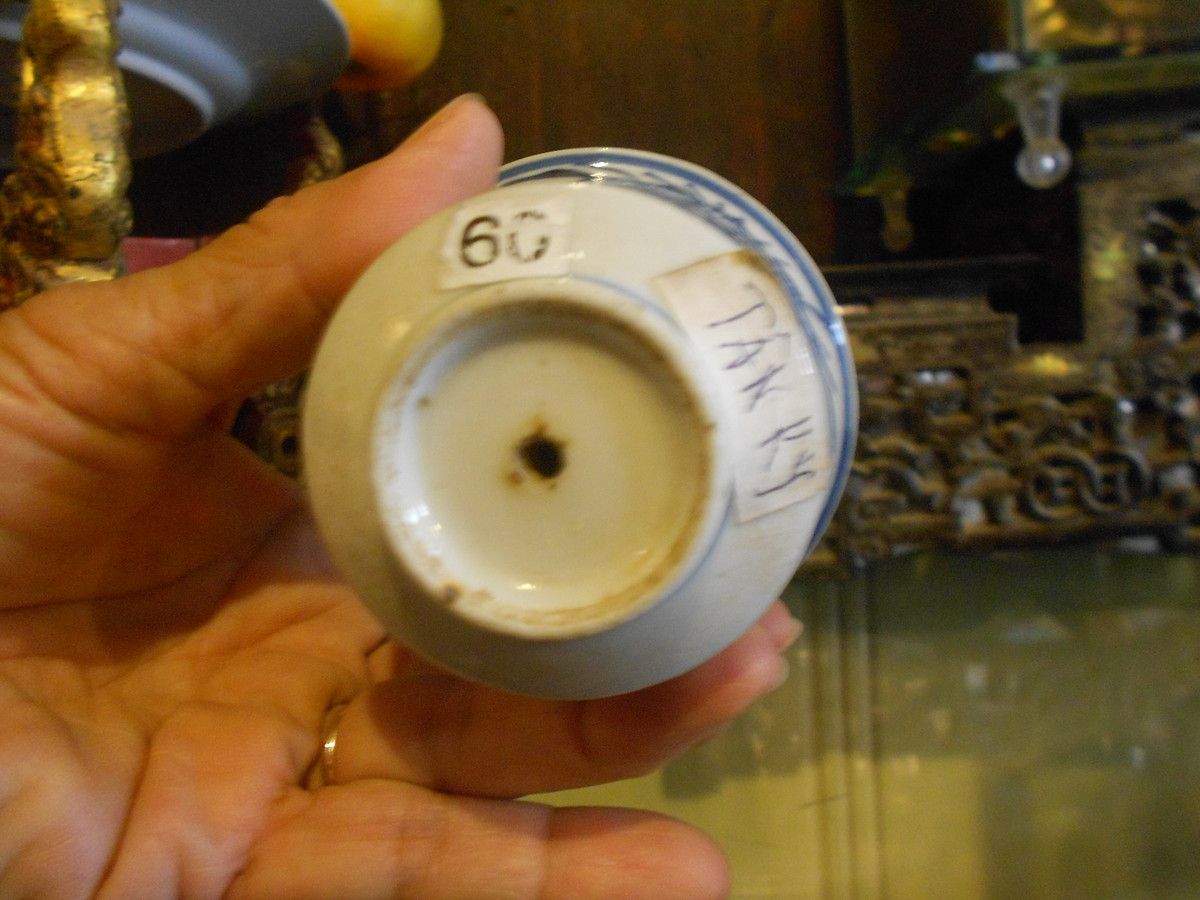 Dưới đáy chén có một lỗ nhỏ.