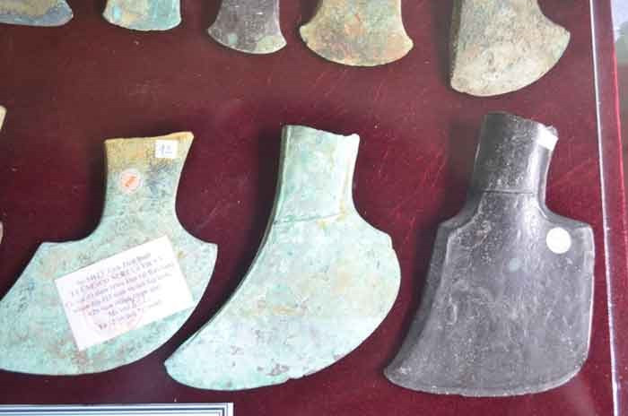 Các lưỡi rìu là công cụ khá phổ biến thời đó. Lưỡi rìu thời cổ có nhiều công dụng khác nhau và được xem như một binh khí vô cùng lợi hại.