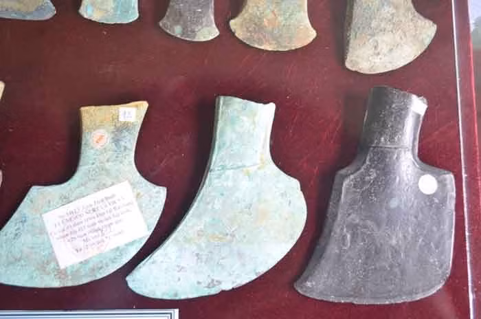 Các lưỡi rìu là công cụ khá phổ biến thời đó. Lưỡi rìu thời cổ có nhiều công dụng khác nhau và được xem như một binh khí vô cùng lợi hại.