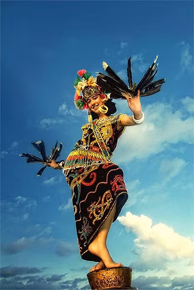 Mọi tài sản cũng như đất đai thuộc quyền của phụ nữ.