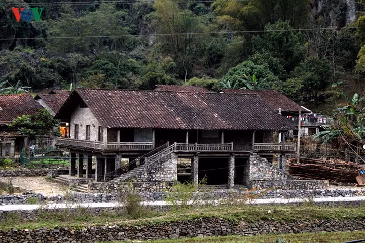 Những ngôi nhà sàn một thời mang dáng dấp của nhà Mạc đã ít nhiều chìm vào lãng quên. Ngược thời gian vào những năm 1594-1677, khi nhà Mạc lên vùng đất Cao Bằng xây dựng thành quách bảo vệ đất nước, những ngôi nhà sàn bằng đá đã được xây dựng lên như một “pháo đài” độc nhất vô nhị chỉ dành riêng cho những bậc quyền quý.