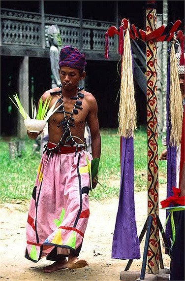 Nhưng đàn ông Minangkabau cũng có trọng trách là duy trì tôn giáo và những vấn đề chính trị của dòng họ mình.