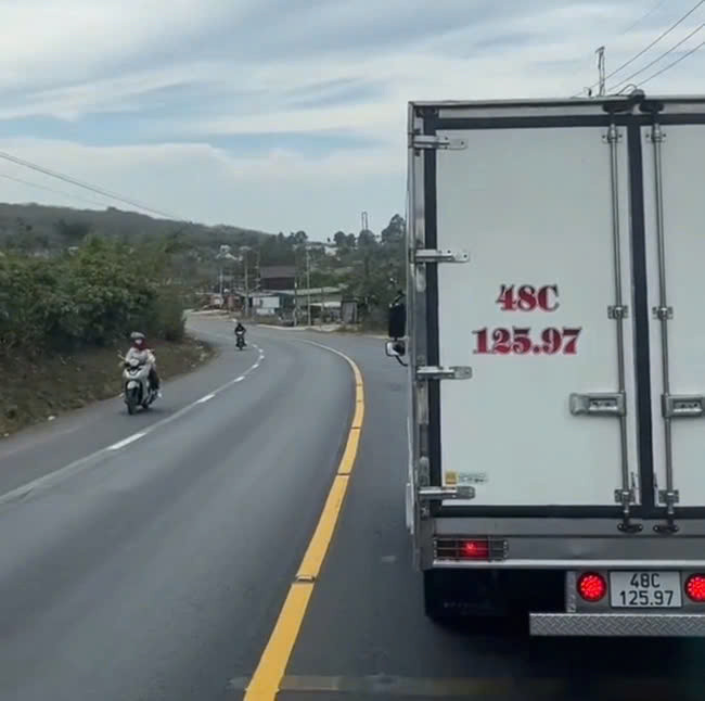 Xử phạt tài xế chạy “rùa bò”, cố tình ép xe phía sau Xu phat tai xe chay “rua bo”, co tinh ep xe phia sau