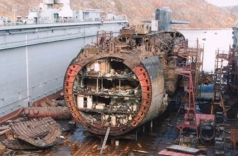 Phần thân tàu ngầm hạt nhân Kursk được kéo lên từ dưới đáy biển đang được phá dỡ từng phần. Nguồn ảnh: QQ