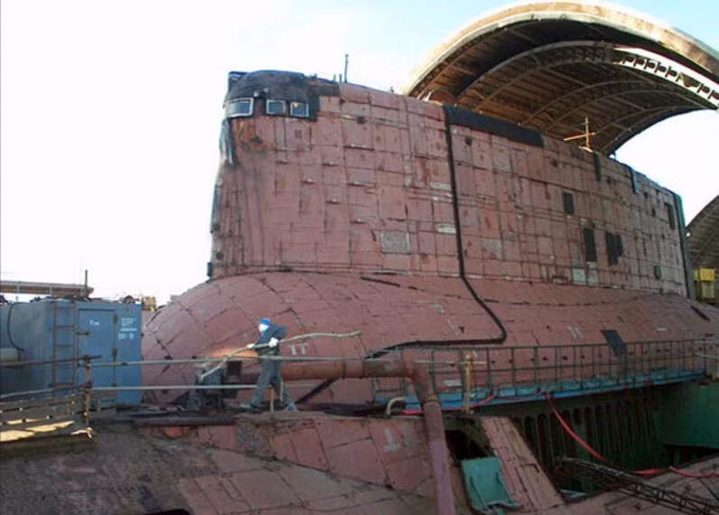 Điển hình như lớp tàu ngầm hạt nhân chiến lược Project 941 Akula (NATO gọi là Typhoon) – tàu ngầm lớn nhất trong lịch sử nhân loại, có thể được coi là kỳ quan quân sự thế giới. Trong ảnh, chiếc Typhoon đang bị tháo dỡ bán xít vụn sau khi hết hạn phục vụ. Nguồn ảnh: QQ