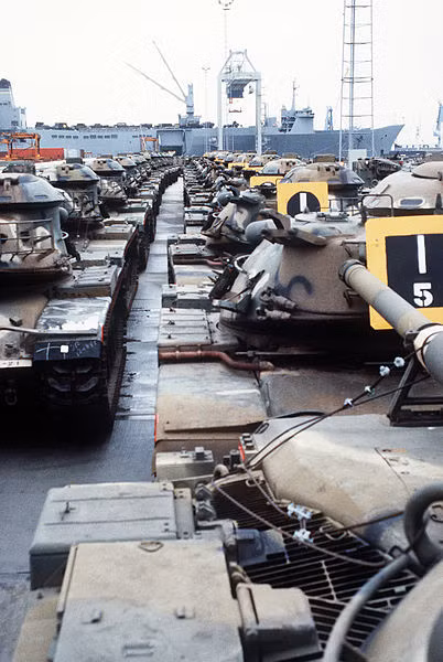 Chiếc xe đầu tiên được chế tạo bởi Chrysler vào năm 1959, dây chuyền sản xuất hàng loạt được khởi động từ năm 1960 và kết thúc vào năm 1987 với 15.000 chiếc trang bị cho Quân đội Mỹ, Thủy quân Lục chiến Mỹ và nhiều quốc gia đồng minh khắp thế giới. Nhưng có một sự thật trớ trêu là hầu như các quốc gia ở Tây Âu không mặn mà lắm với M60 Patton, các đồng minh chủ chốt Anh - Pháp - Đức chọn cách tạo ra chiếc xe tăng của riêng mình. Nguồn ảnh: Wiki