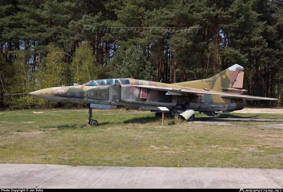 Các máy bay chiến đấu Đông Đức phần nhiều bị xóa phù hiệu Luftstreitkräfte der Nationalen Volksarmee – LSK (Không quân Quân đội Nhân dân Quốc gia) nằm ở cánh đuôi. Nguồn ảnh: Planespotters