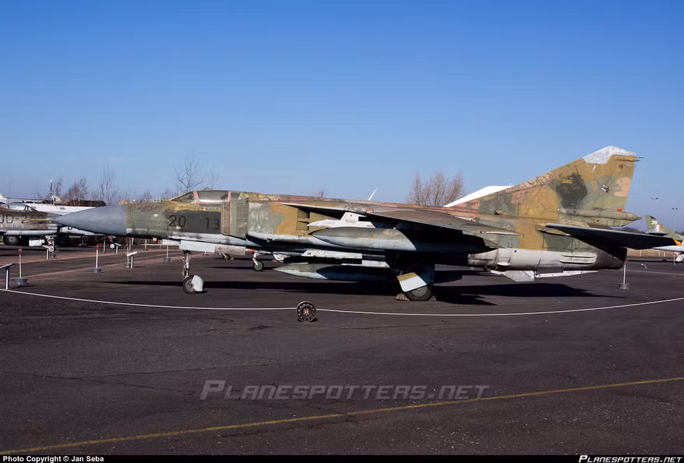 Tuy nhiên, sau ngày hợp nhất chính thức với Tây Đức để trở thành Cộng hòa Liên bang Đức “hùng mạnh”, hầu hết dàn trang bị máy bay chiến đấu hiện đại của Đông Đức đều bị xóa bỏ. Một số lượng lớn các máy bay được cung cấp tứ tán cho phương Tây mổ xẻ, nghiên cứu; một số thì được bán với giá “rẻ như cho” hoặc là “biếu không” cho đồng minh phương Tây, các nước Đông Âu và một số không hề nhỏ được đem tới các bảo tàng. Trong ảnh, một chiếc MiG-23 của Đông Đức han rỉ tại một bảo tàng. Nguồn ảnh: Planespotters