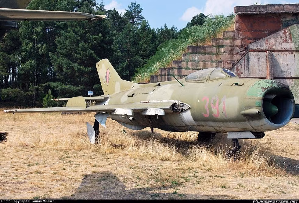 Một chiếc tiêm kích MiG-19 của Đông Đức nằm gần hầm ngầm chứa máy bay đã bị bỏ hoang nhiều năm. Nguồn ảnh: Planespotters